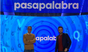 Jorge Pérez Vega, a la izquierda, junto a Roberto Leal, presentador de Pasapalabra, en el plató donde se graba el mítico programa.