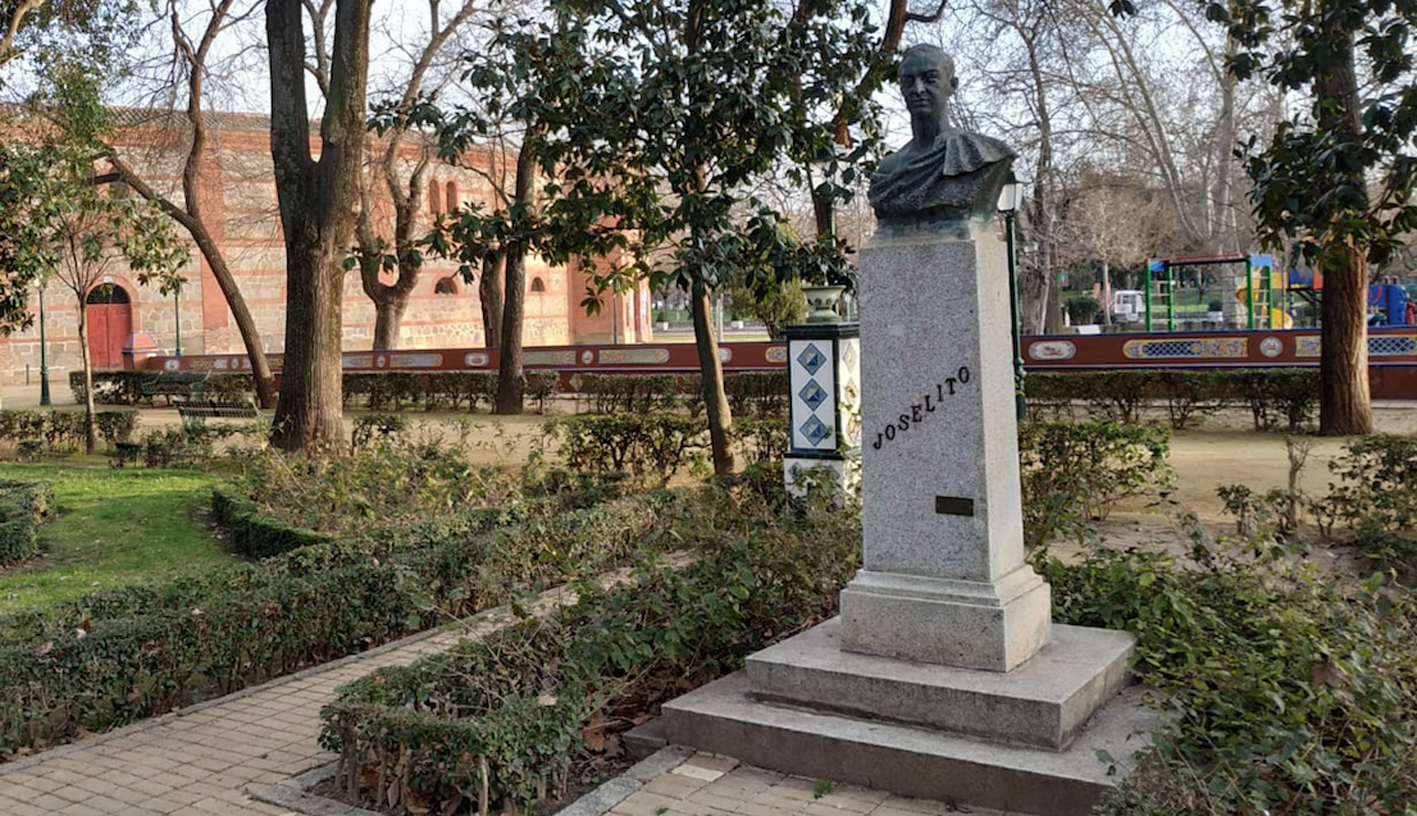 Busto de Joselito El Gallo, en Talavera. Detrás, la plaza de toros La Caprichosa, donde el torero murió corneado por Bailaor el 16 de mayo de 1920.