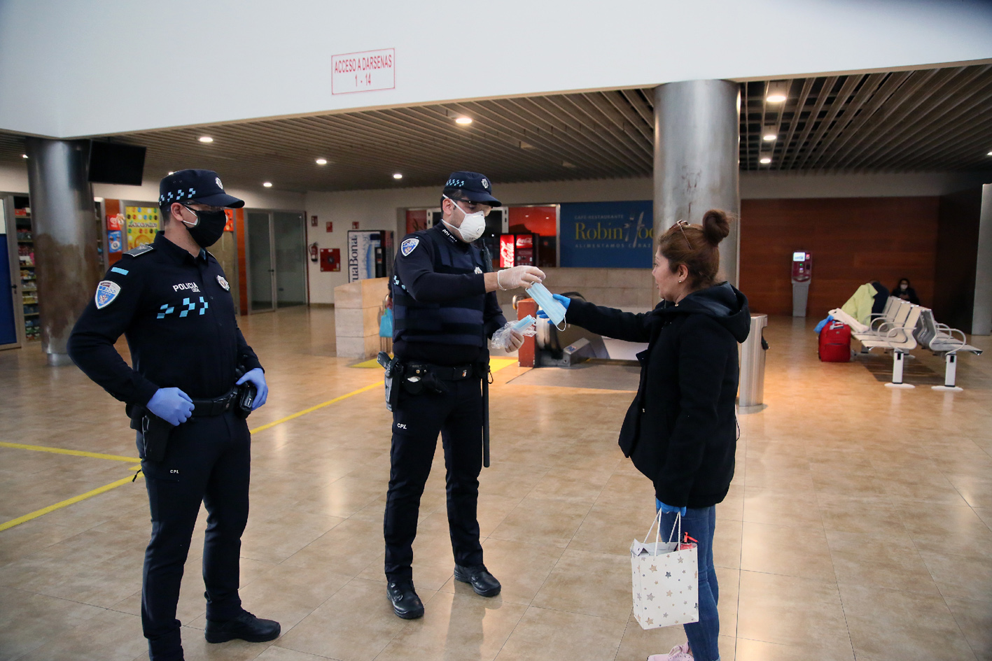 La Policía Local de Toledo, repartiendo mascarillas a los vecinos.