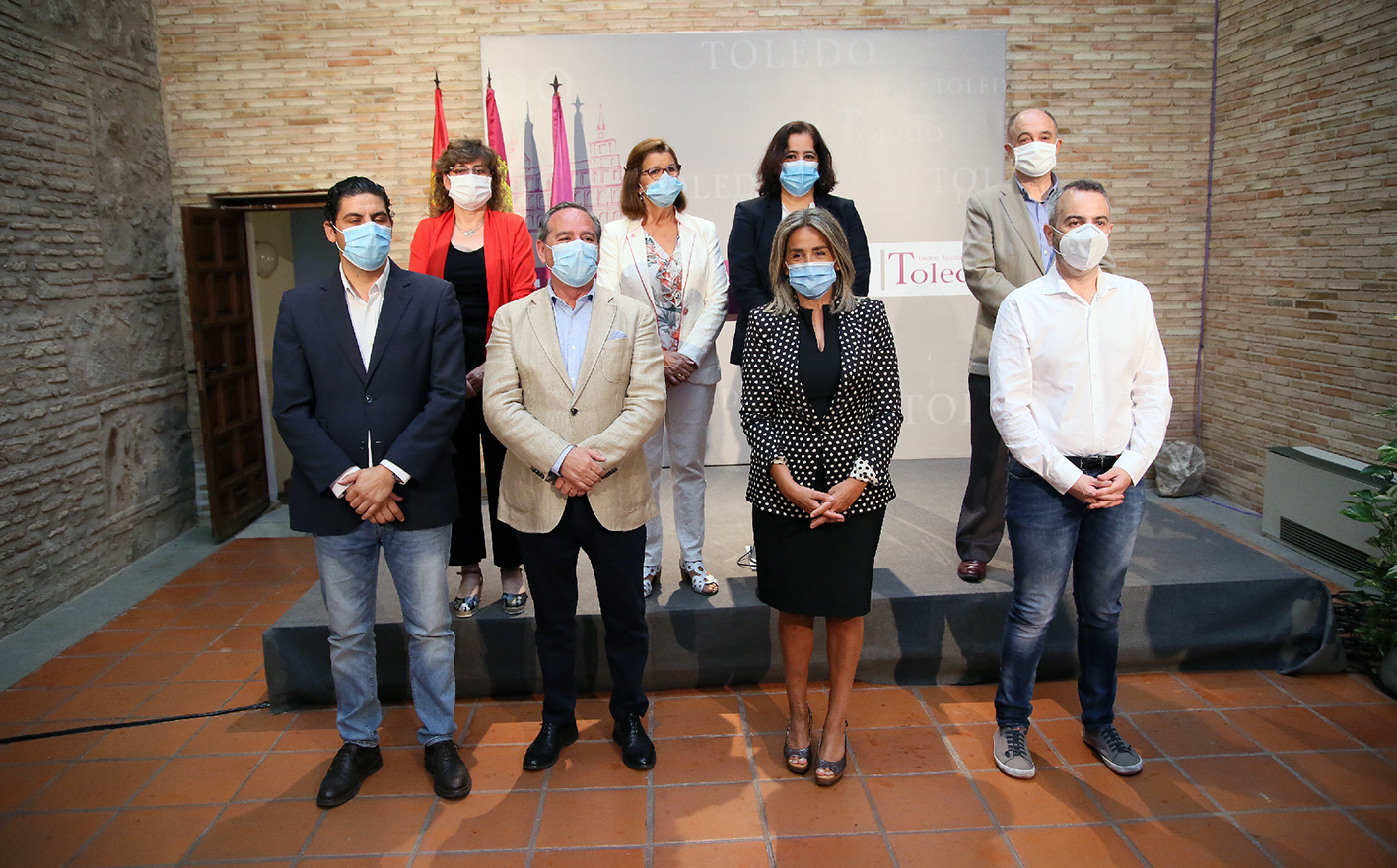 La alcaldesa de Toledo, Milagros Tolón, junto a los agentes sociales durante la firma del pacto para la reconstrucción.