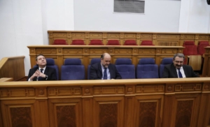 El presidente de CLM durante el Pleno en las Cortes regionales.