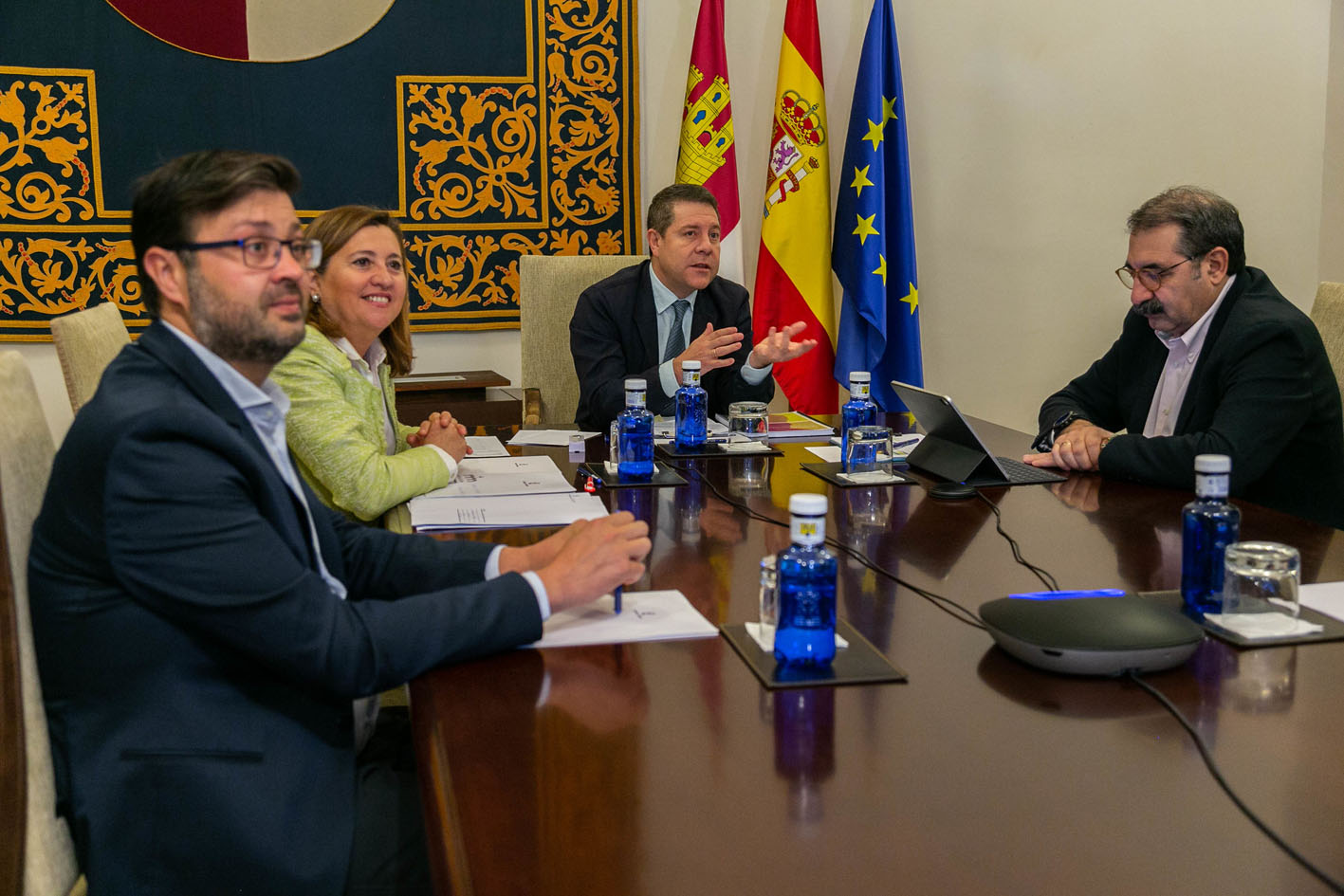 Rosana Rodríguez, consejera de Educación, junto a Page en la reunión por videoconferencia con los colectivos educativos.