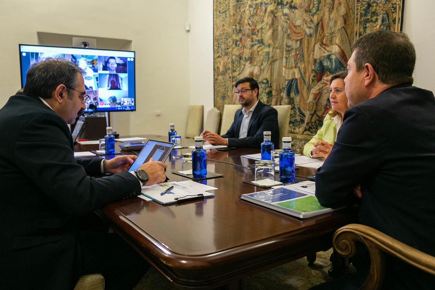 Reunión de Page y la consejera de Educación, Rosana Rodríguez, con los colectivos educativos de la región.