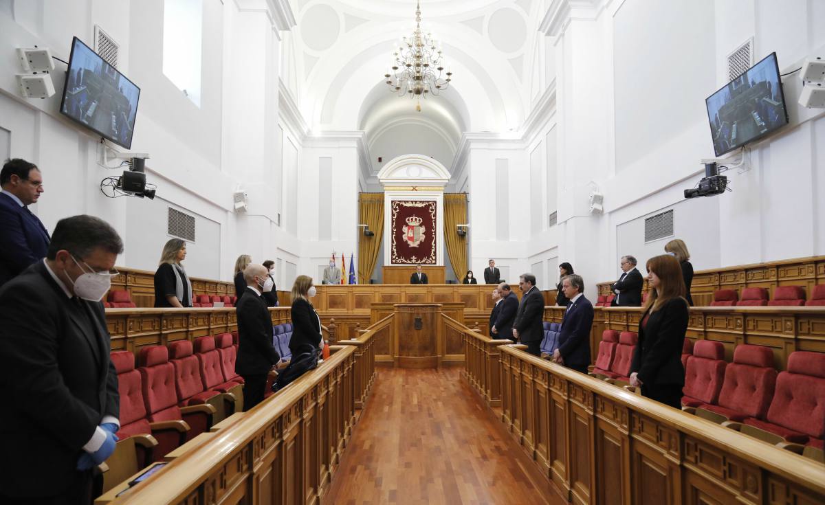 Los diputados de CLM han guardado un minuto de silencio en memoria de las personas fallecidas.