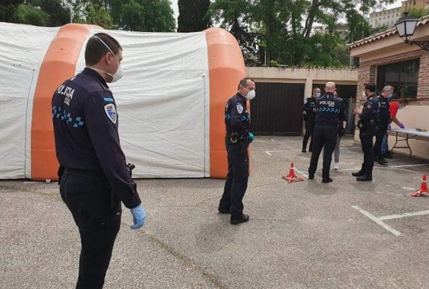 Algunos de los policías locales de Toledo, el día que fueron sometidos a la prueba PCR.