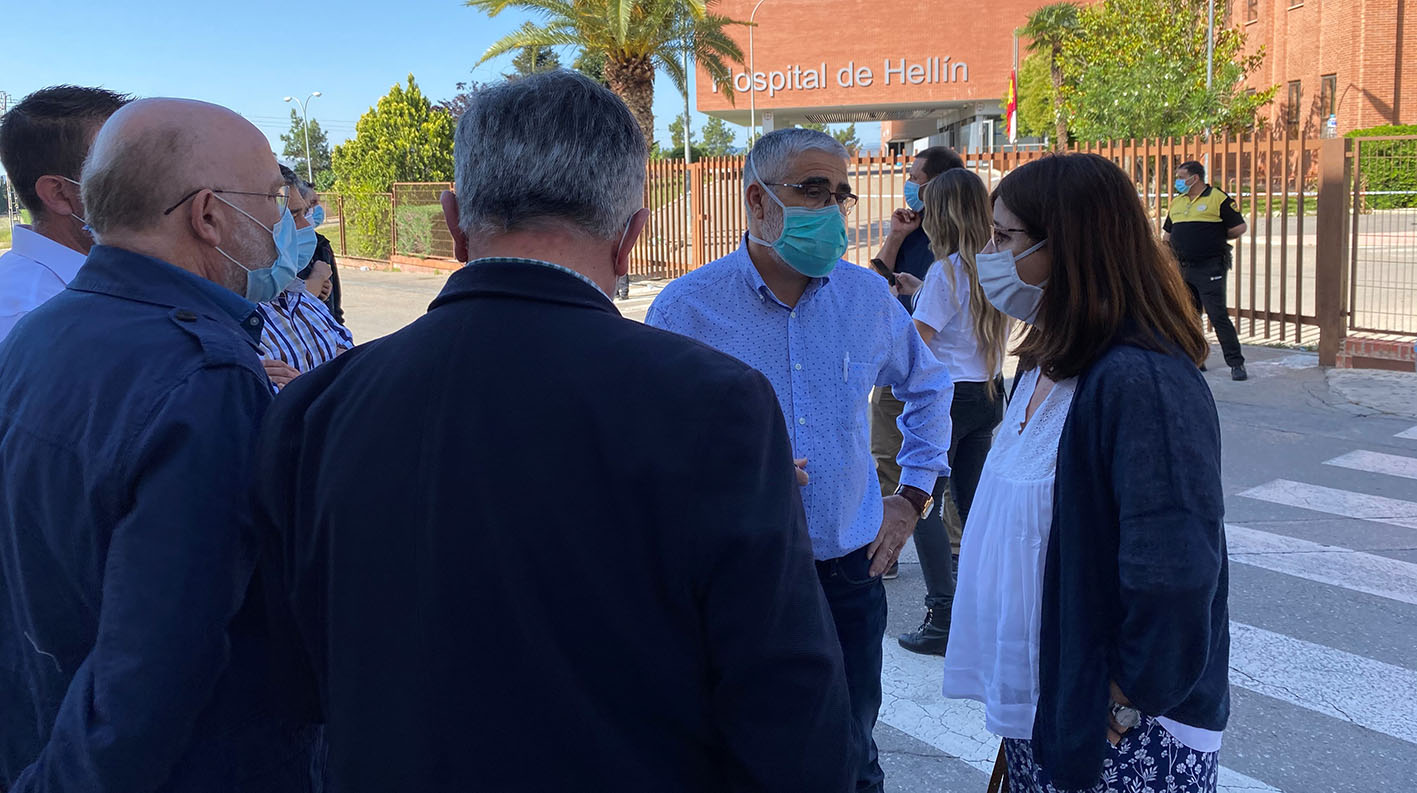 Regina Leal, directora general del Sescam, en su visita al hospital de Hellín tras el incendio.