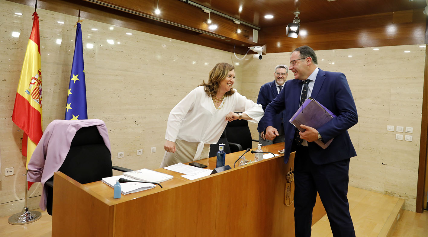 Rosana Rodríguez, consejera de Educación, Cultura y Deportes, saludando a un diputado hoy durante su comparecencia en las Cortes de CLM.
