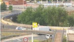 Imagen de la zona del accidente justo cuando llegaban los agentes de la Policía Local.
