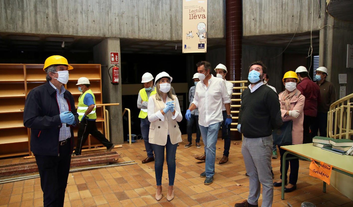 Tolón ha visitado las obras iniciadas en la Biblioteca del Polígono, en Toledo.