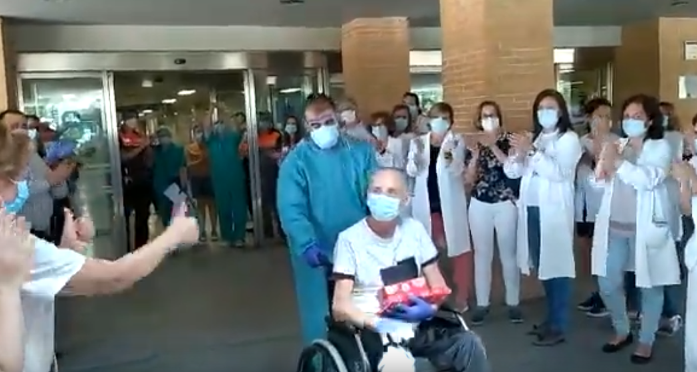 Vicente Cuesta, emocionado, a la salida del hospital, durante la despedida que le han dado sus compañeros.