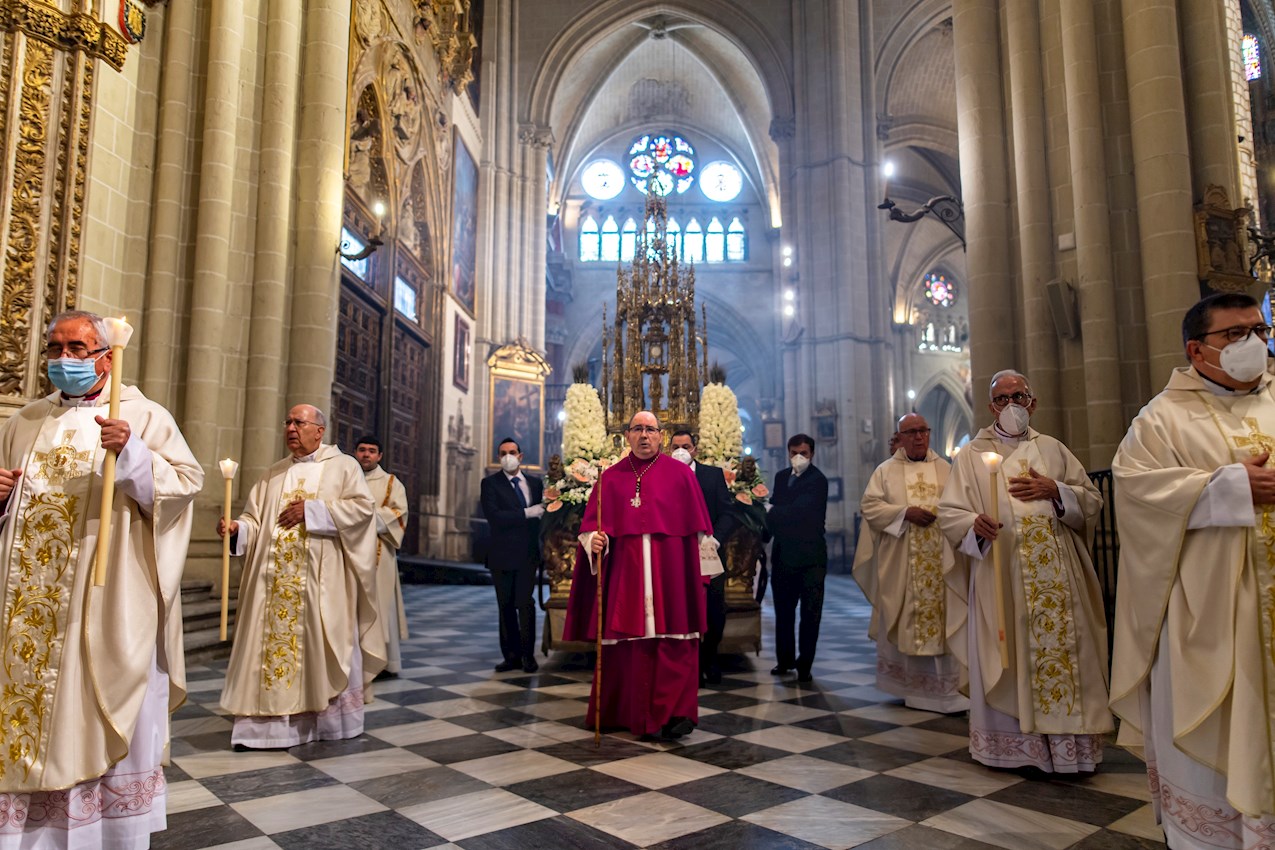 La Custodia de Arfe solo ha procesionado por la Catedral. Foto: EFE/Ismael Herrero.
