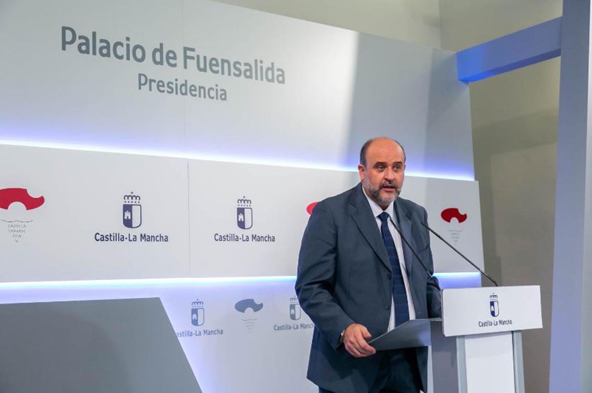 José Luis Martínez Guijarro ha expresado la preocupación del Gobierno regional por las condiciones del regreso a las aulas
