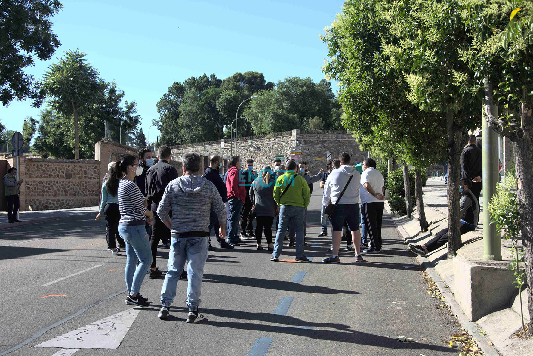 Varios propietarios de puestos en el Martes toledano, esta mañana.