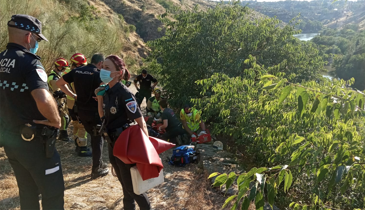 Los servicios sanitarios atienden al hombre que se precipitó por el cerro del Bu, en Toledo.