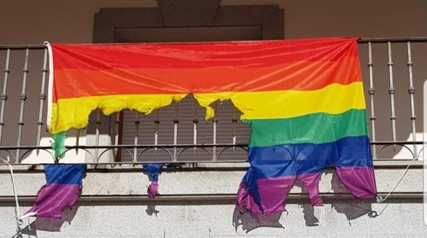 La bandera arcoiris, quemada, en la fachada del Ayuntamiento de Ajofrín (Toledo).