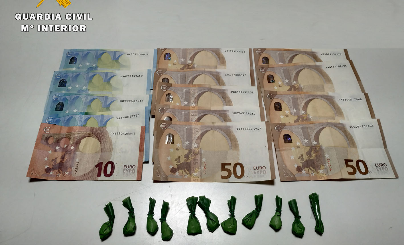 Los "caramelos" de cocaína y los 540 euros que se incautó la Guardia Civil.