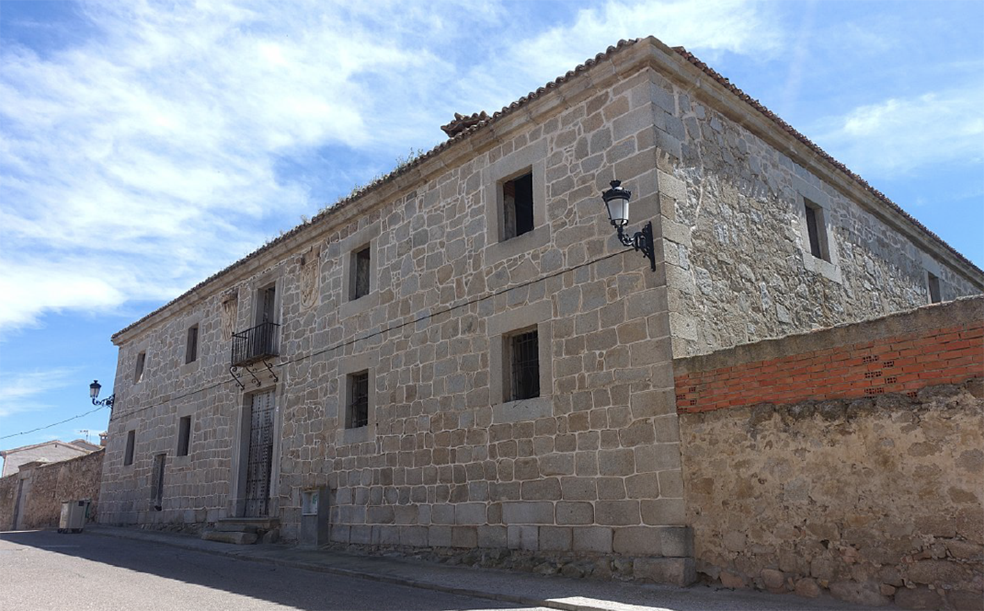 Fachada del antiguo colegio Gramáticos, en Cuerva (Toledo), en absoluto estado de abandono.
