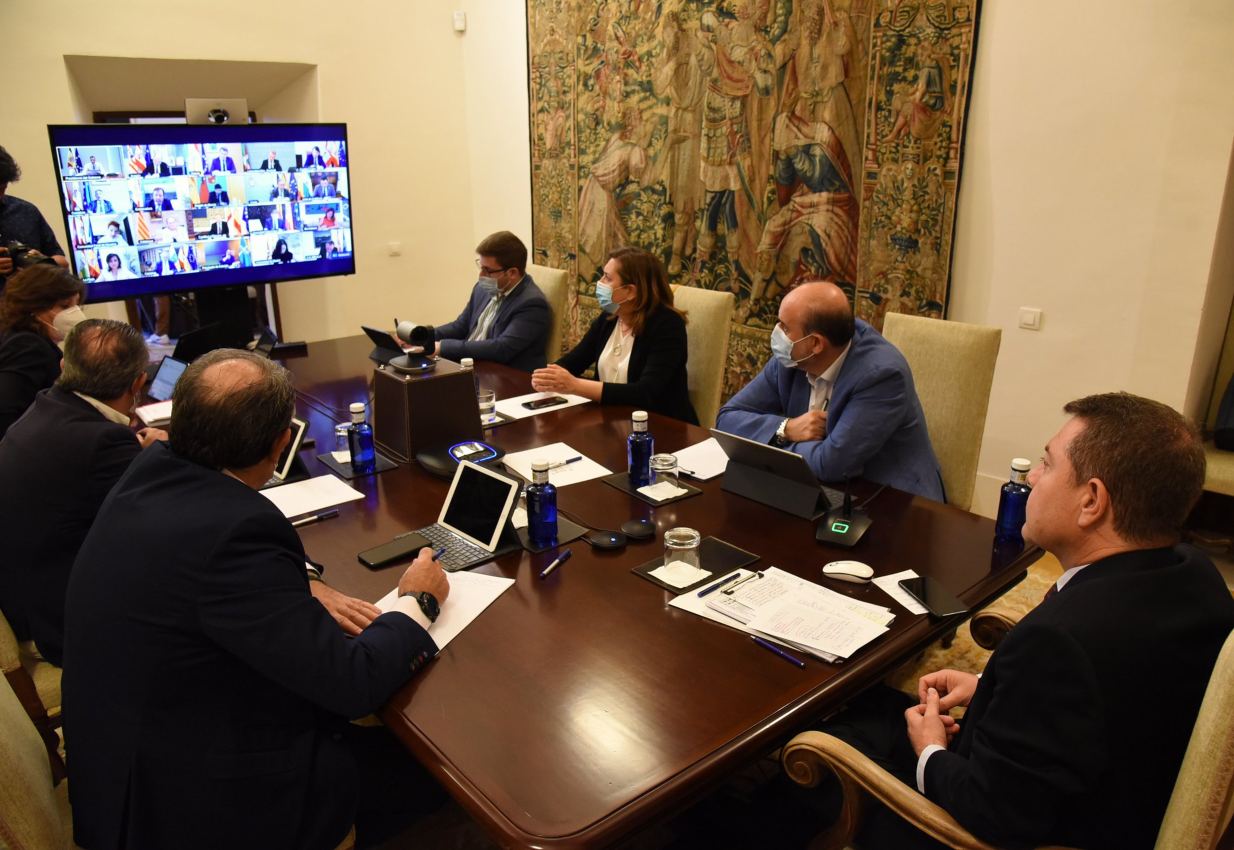 Parte del Ejecutivo castellanomanchego participando en la videoconferencia de presidentes autonómicos.