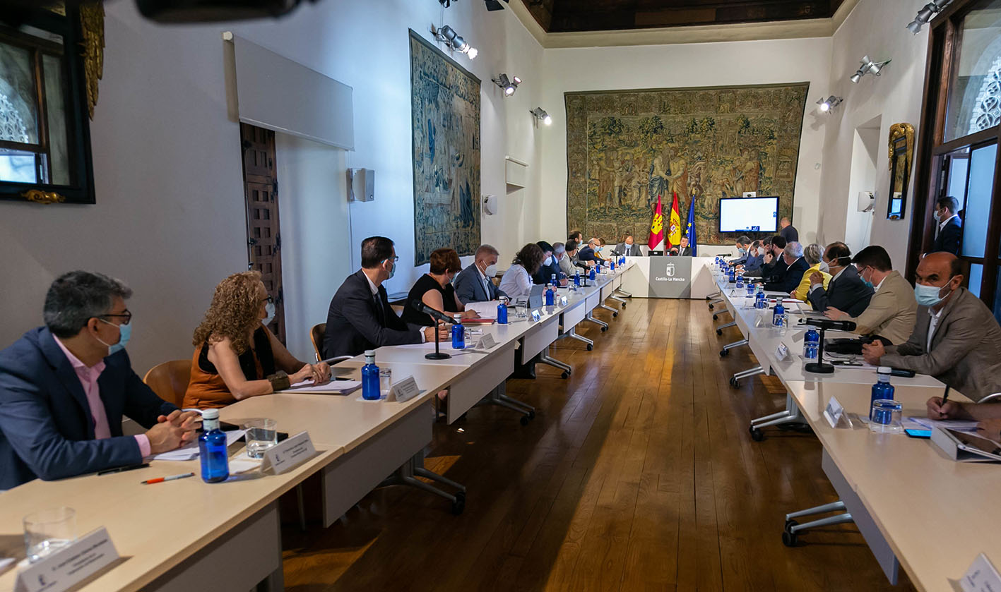 Imagen de la primera reunión del Consejo para la Transición frente al Covid-19 de CLM.