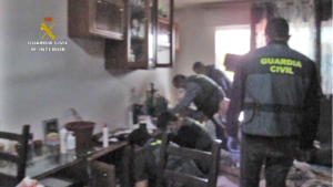 Agentes de la Guardia Civil, durante el registro en una de las viviendas.