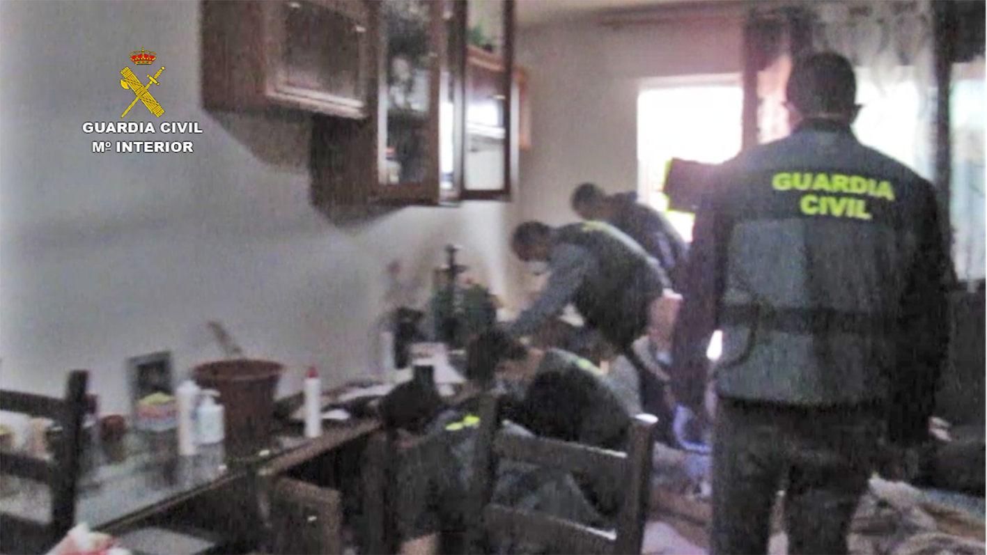 Agentes de la Guardia Civil, durante el registro en una de las viviendas.