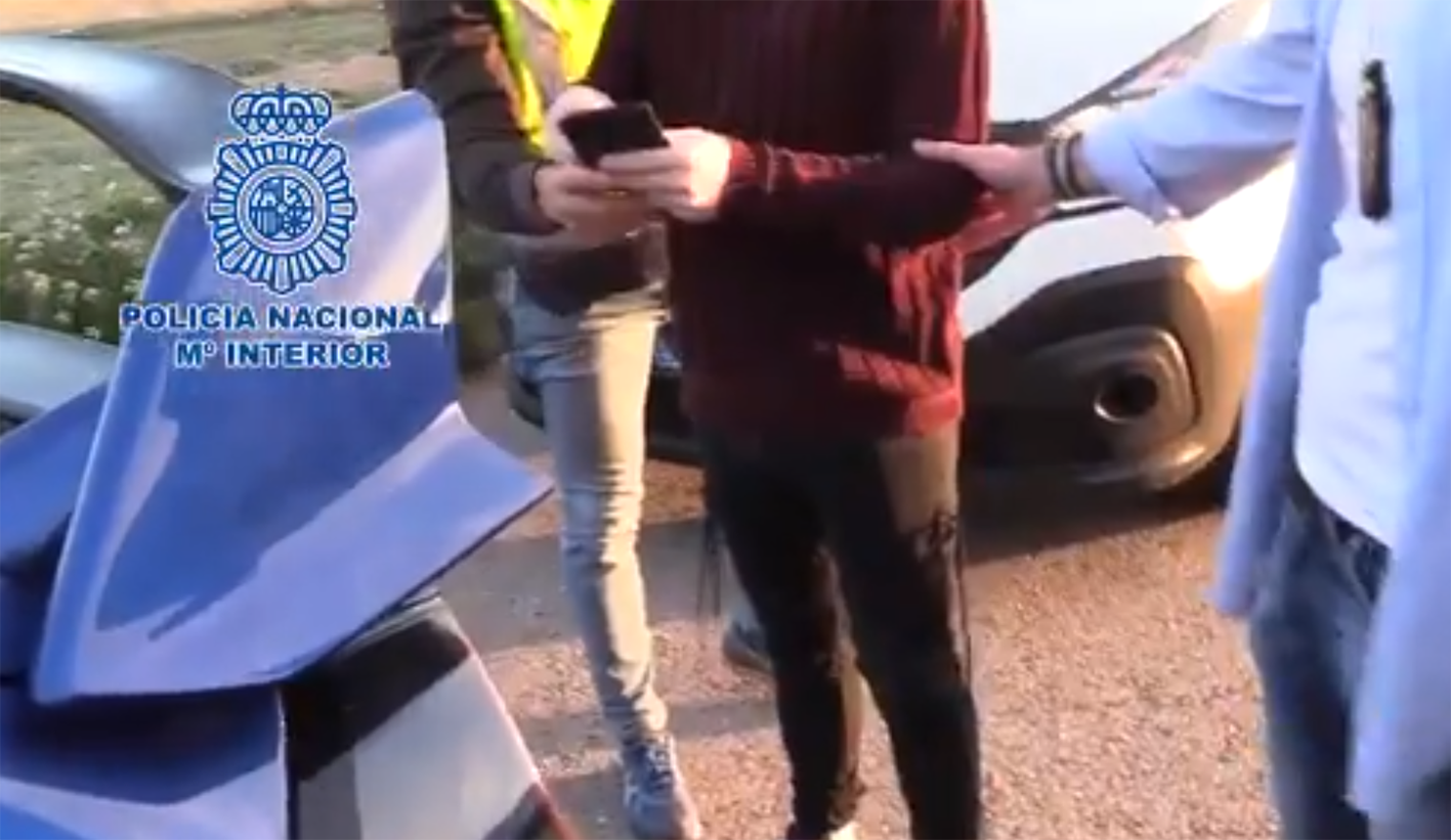 Momento en el que la Policía Nacional detiene a uno de los presuntos implicados en la trama.