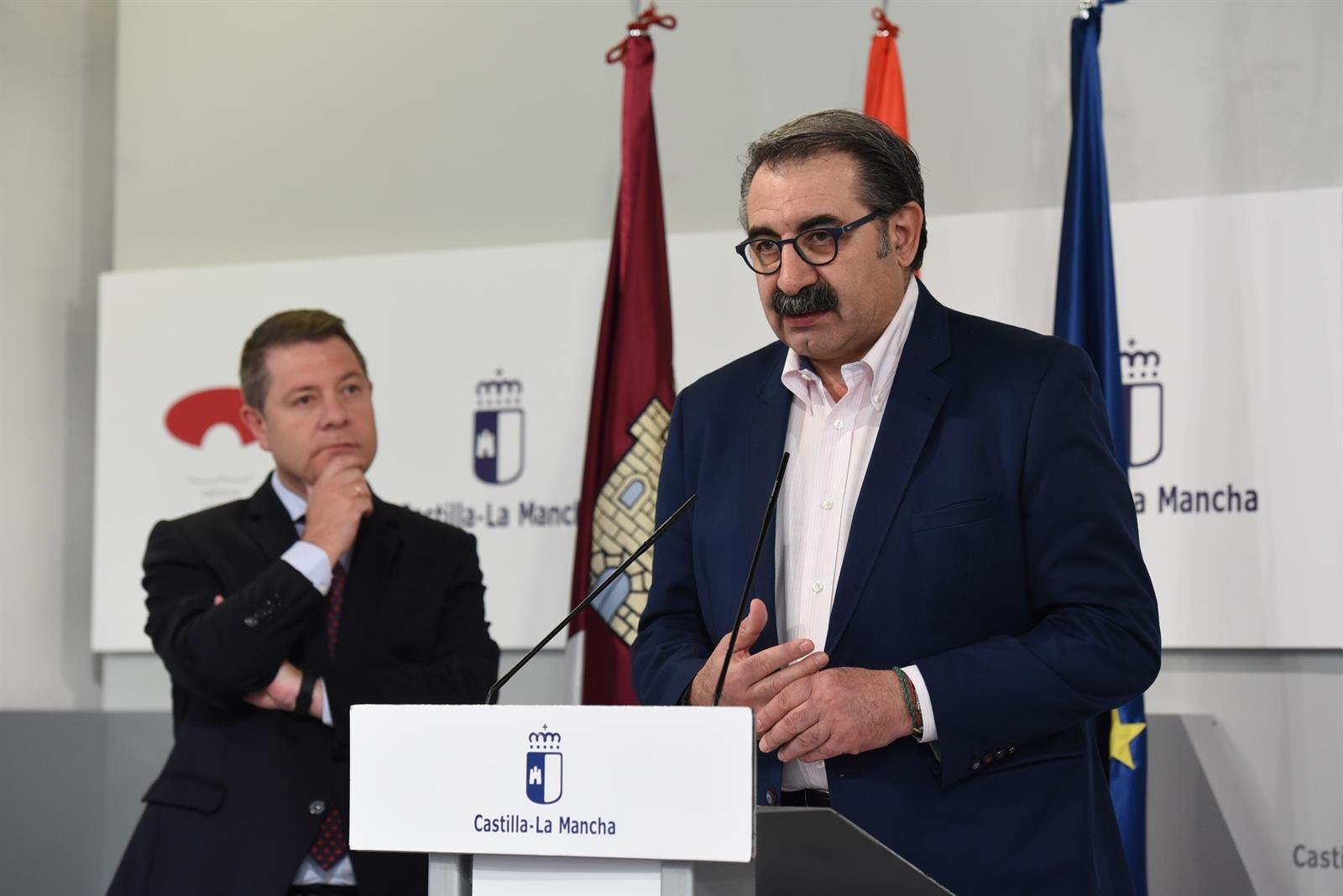 En primer plano, el consejero de Sanidad de CLM, Jesús Fernández Sanz, junto a él, el presidente de la región, Emiliano García-Page.