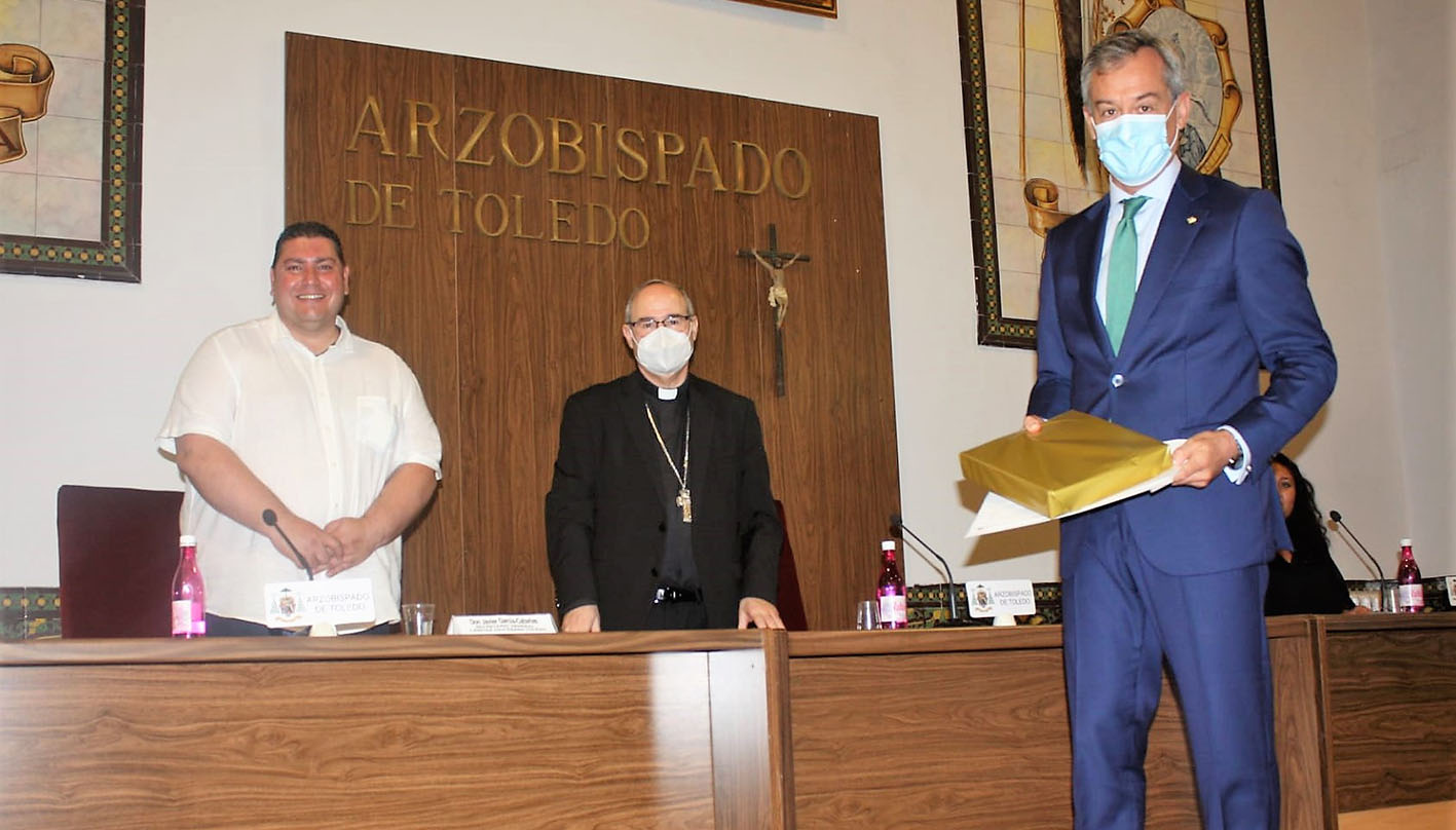 Javier López, presidente de Eurocaja Rural, recoge el reconocimiento de empresa con corazón.