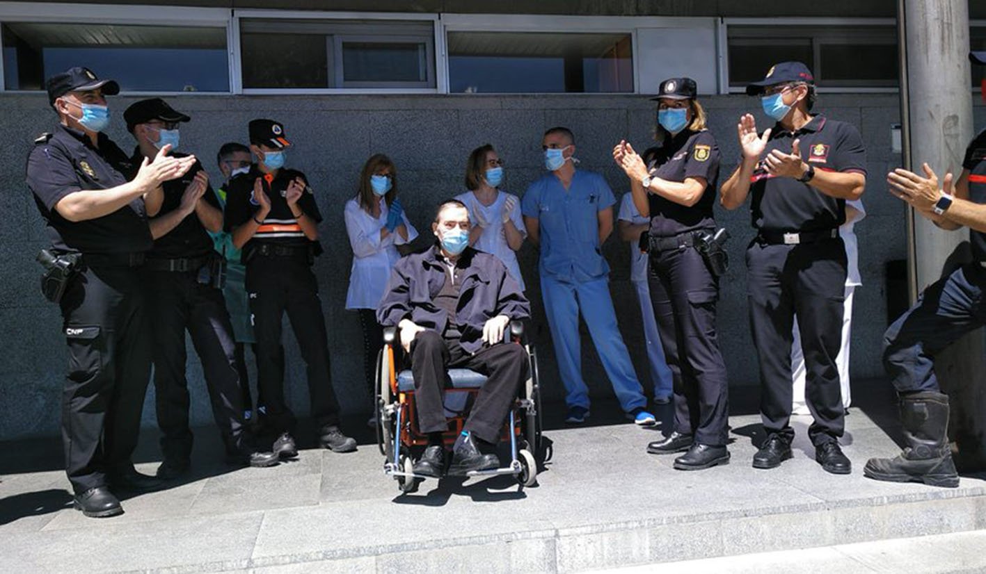 Manuel Laguna, comisario de la Policía Nacional de Cuenca, a la salida del hospital.