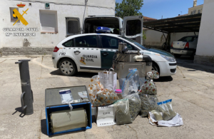 Marihuana y otros efectos incautados en una vivienda de Lucillos, en la provincia de Toledo.