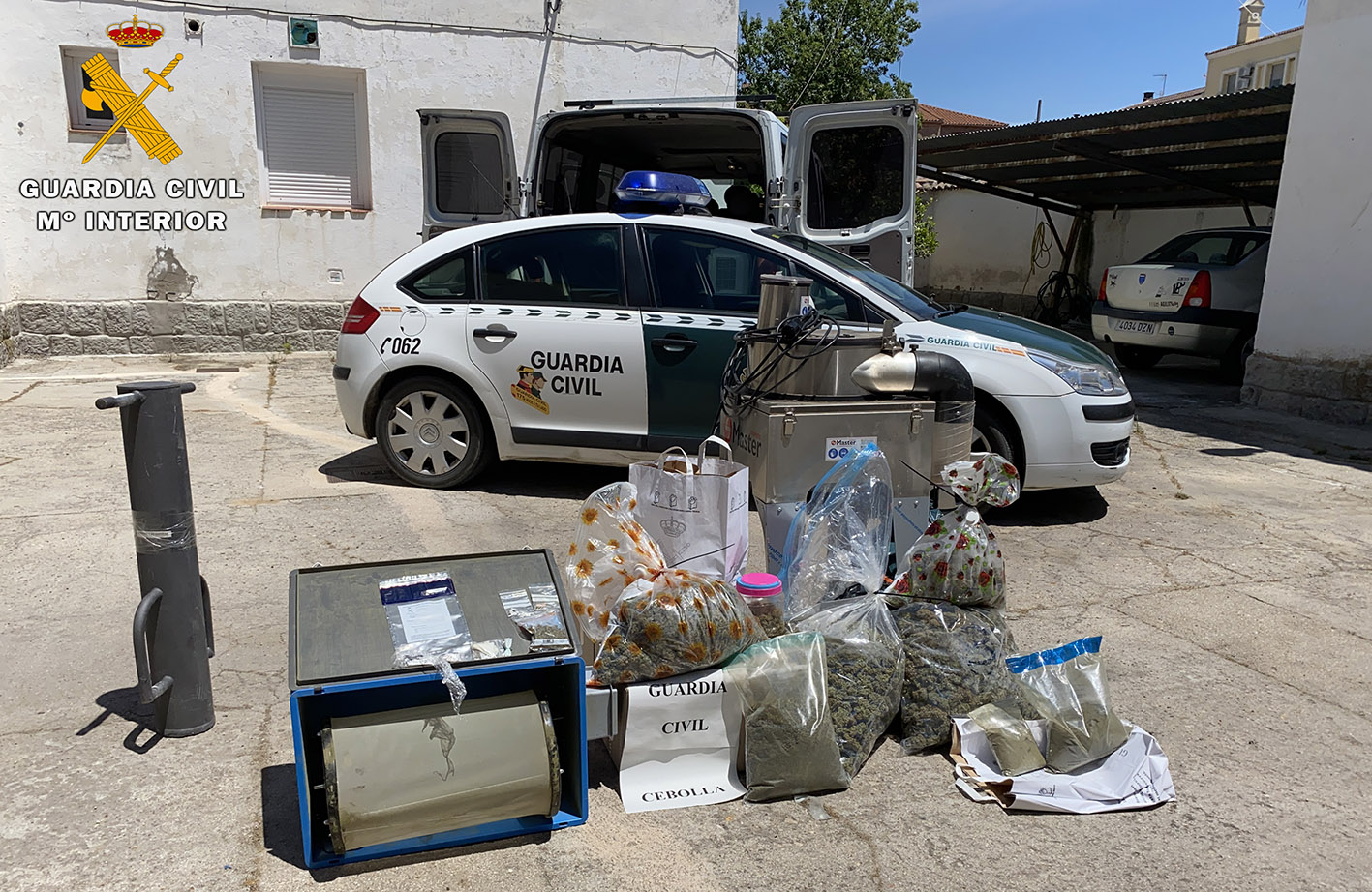 Marihuana y otros efectos incautados en una vivienda de Lucillos, en la provincia de Toledo.