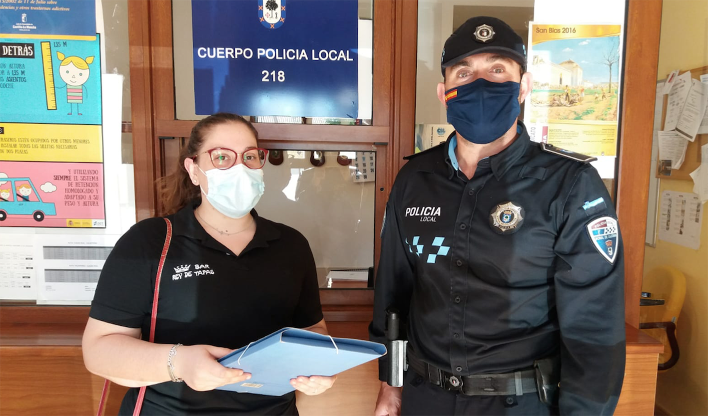 Momento en el que la vecina de Moral de Calatrava entrega la carpeta con los 2.400 euros a la Policía Local.