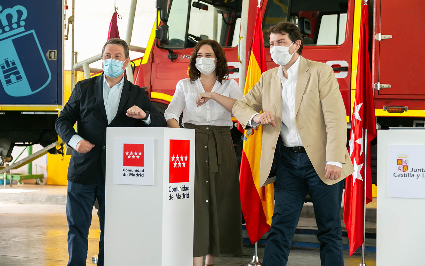 Page, Díaz Ayuso y Fernández Mañueco, durante la firma de un convenio de colaboración contra los incendios forestales.