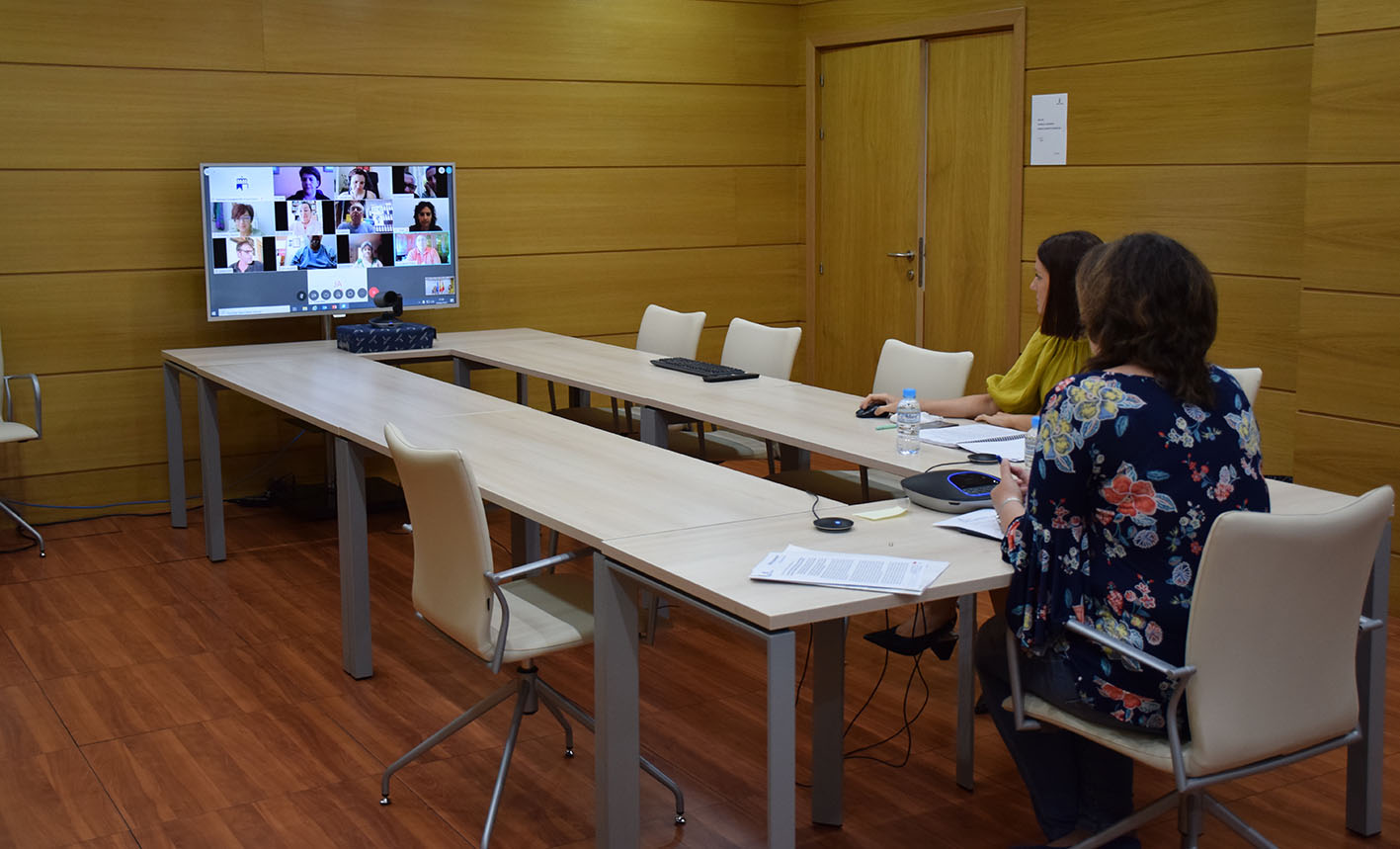 Patricia Franco, consejera de Economía, Empresas y Empleo, durante la videoconferencia con los representantes del sector artesano.