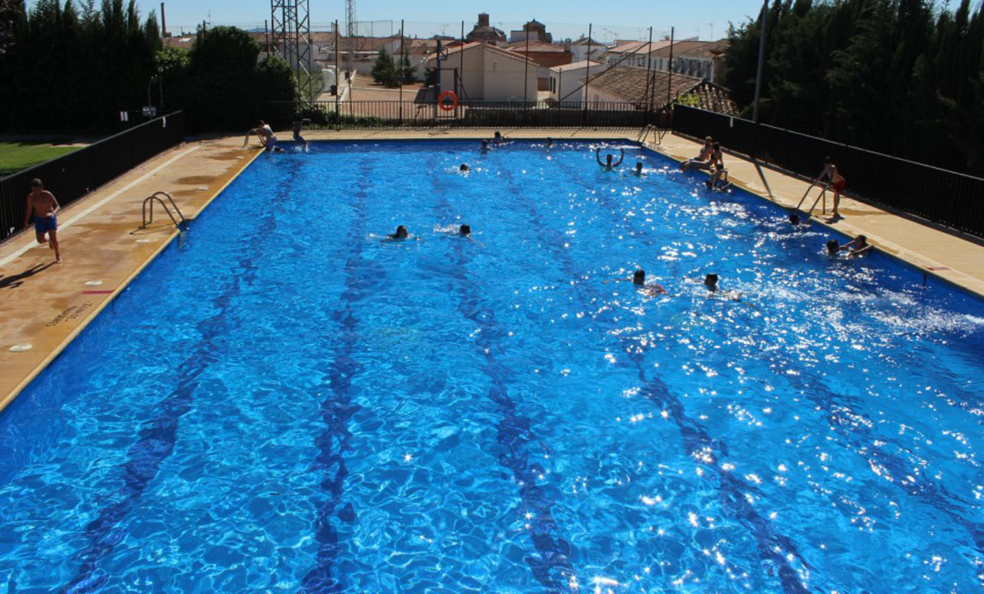 Piscina de Villanueva de los Infantes, que este verano no se abrirá.