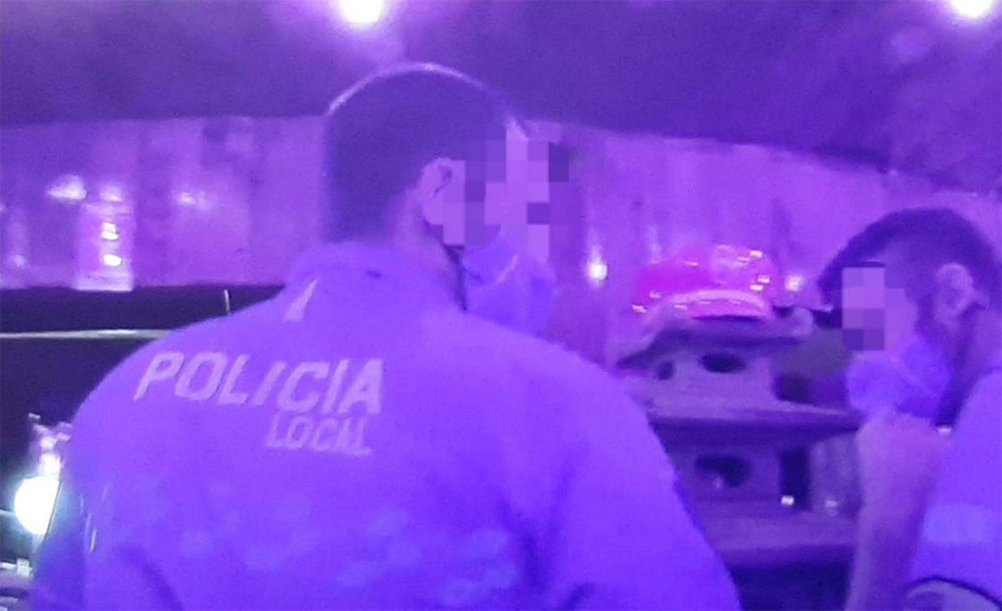 La Policía Local de Toledo, en el interior del local que fue desalojado.
