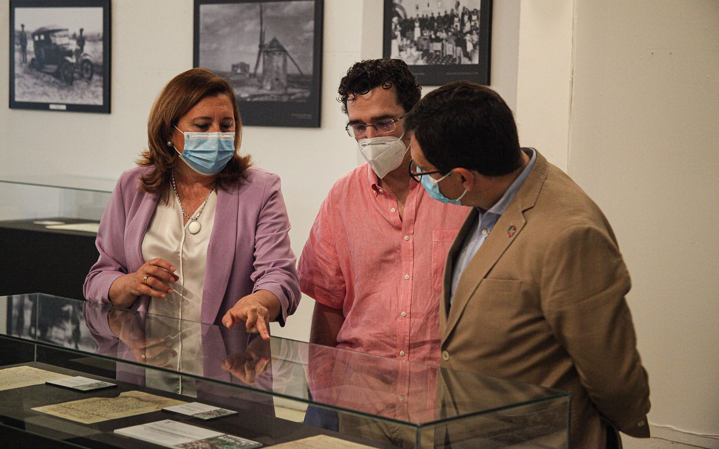 Rosana Rodríguez, durante su visita al Archivo Provincial de Toledo.