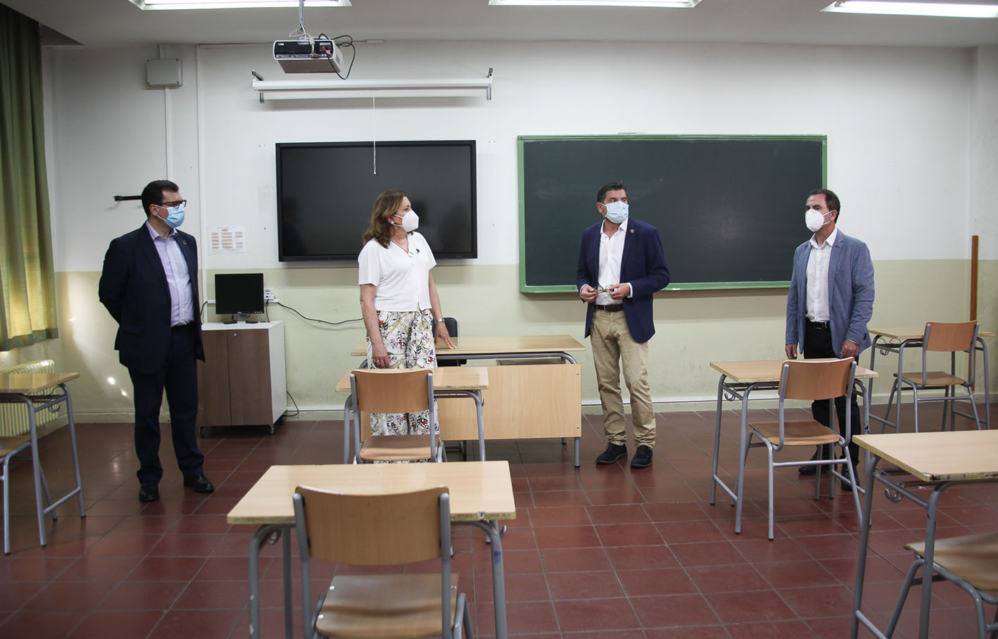 Rosana Rodríguez, consejera de Educación, Cultura y Deporte, hoy en el IES Azarquiel, en Toledo.