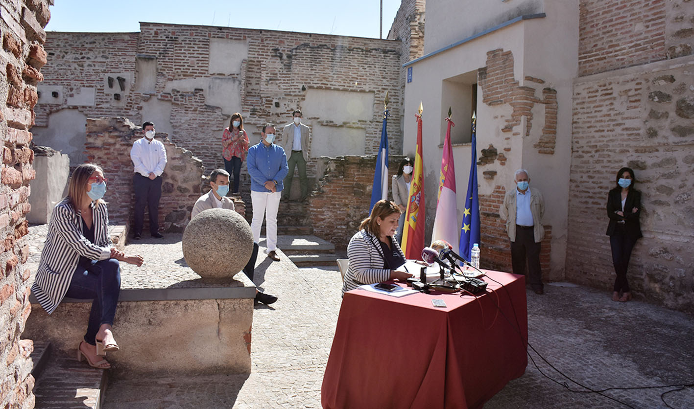 Tita García, alcaldesa de Talavera, y algunos de sus concejales durante la rueda de prensa de hoy.