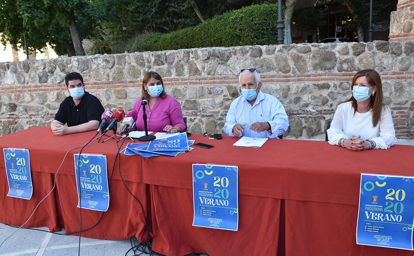 Tita García, durante la presentación cultural veraniega de Talavera. Junto a ella, Carlos Gil, concejal de Cultura.