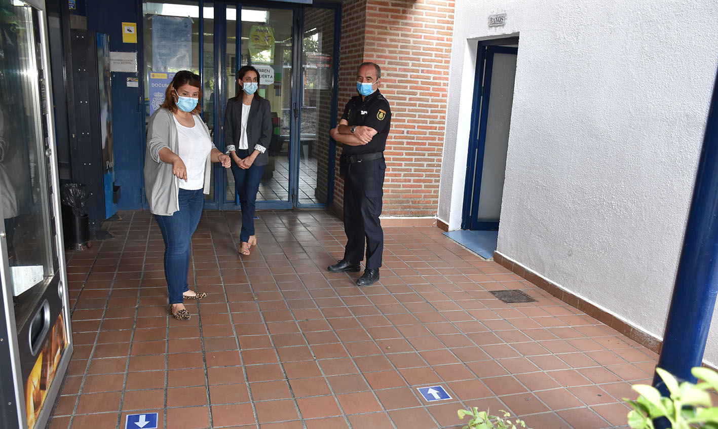 Tita García, durante su visita a las instalaciones de la Policía Nacional esta mañana.