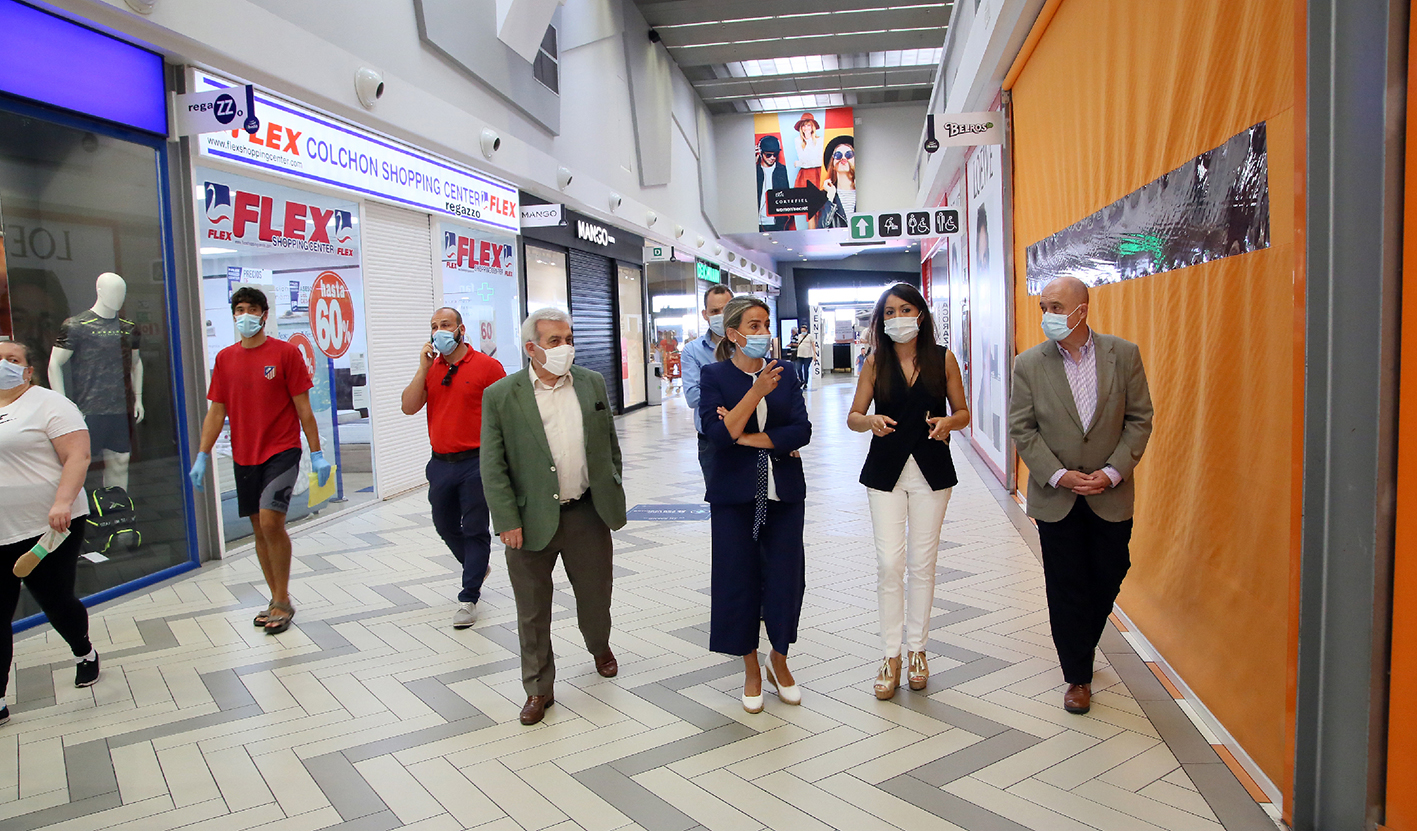 Milagros Tolón, alcaldesa de Toledo, durante su visita al Parque Comercial Abadía.