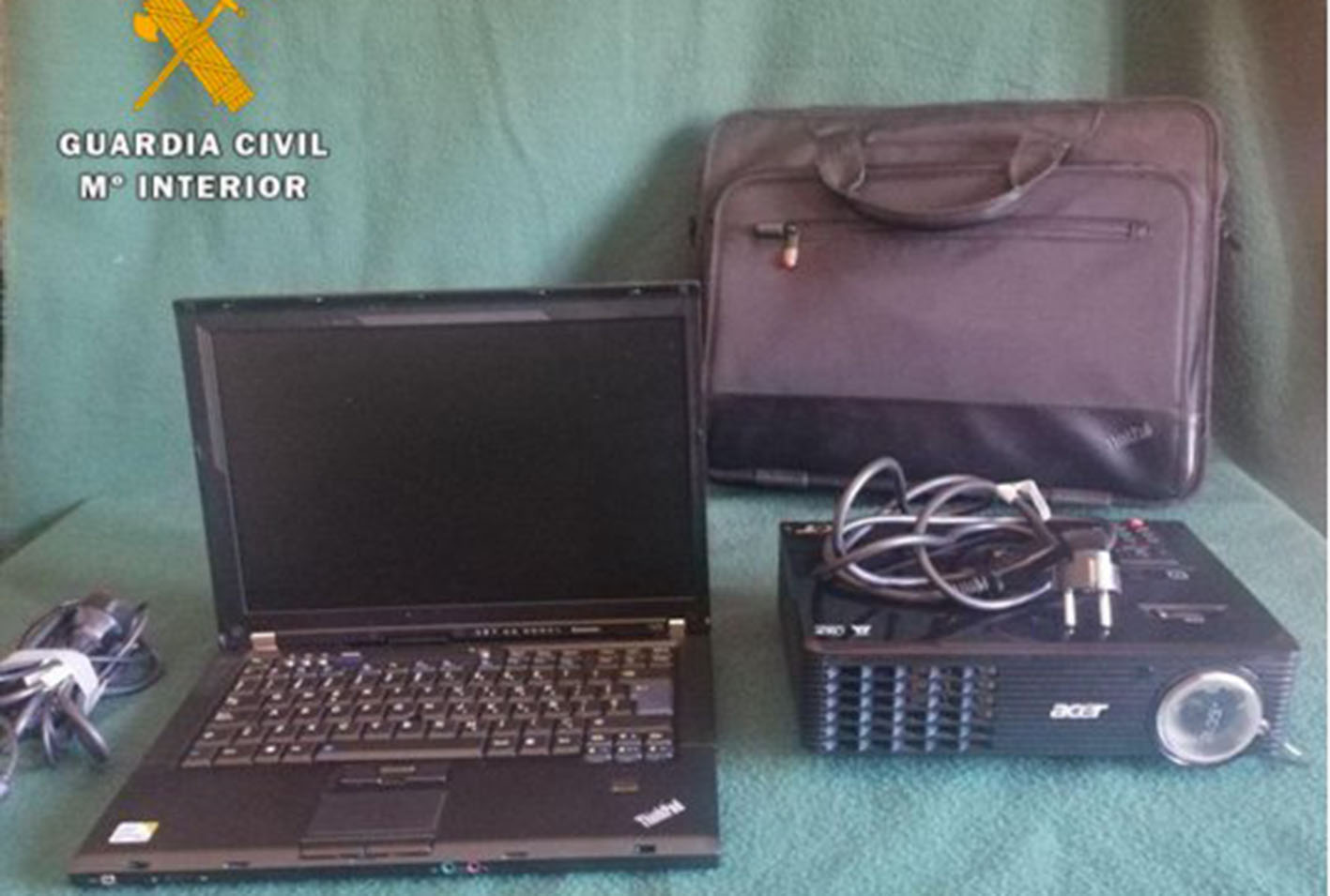 El ordenador y el proyector robados han sido recuperados por la Guardia Civil.