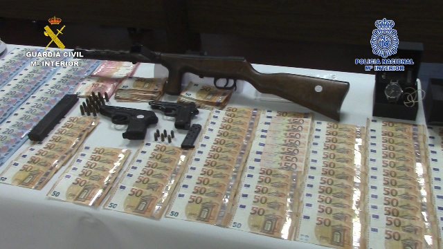 Armas y dinero intervenido en la operación conjunta de la Policía y la Guardia Civil.