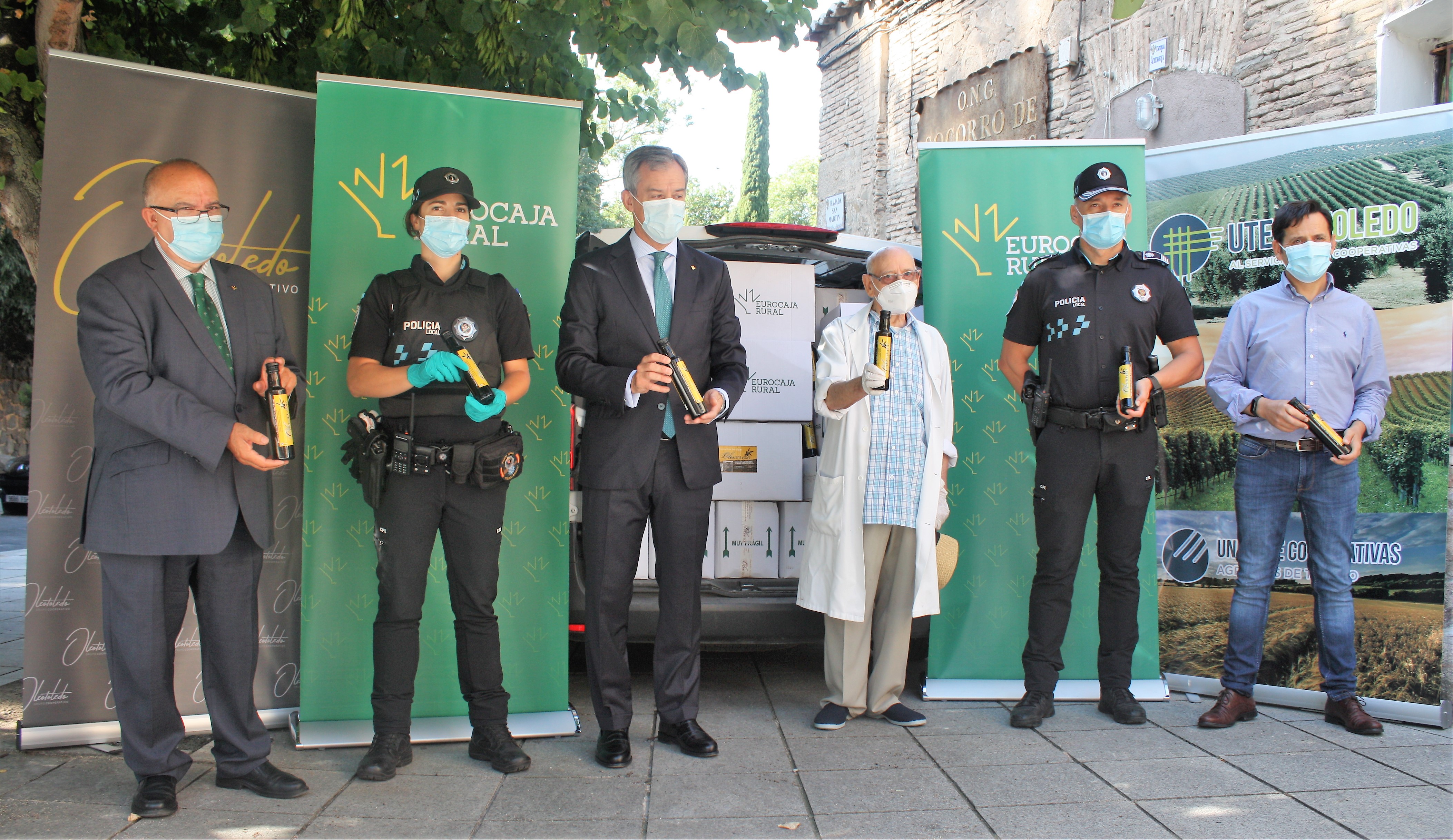 Javier López, presidente de Eurocaja Rural, ha entregado una tonelada de alimentos a Cipriano, "el amigo de los pobres de Toledo".