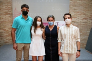 De izquierda a derecha, Jesús Santos, Laura Zaragoza, Milagros Tolón y José Vicente del Álamo. Alumnos