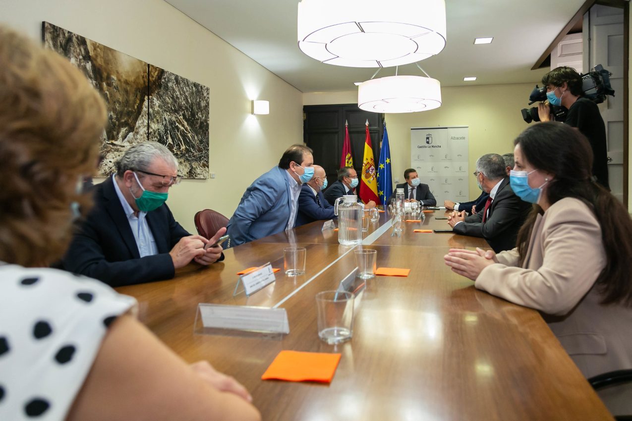 Reunión entre gerentes de hospitales de la provincia de Albacete y Gobierno regional.