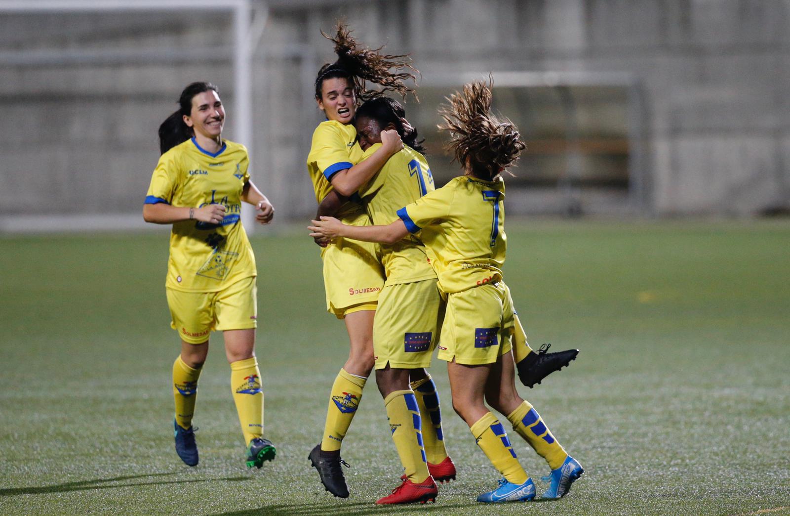 Las jugadoras de La Solana celebran el tanto que a la postre serviría para sellar el ascenso.