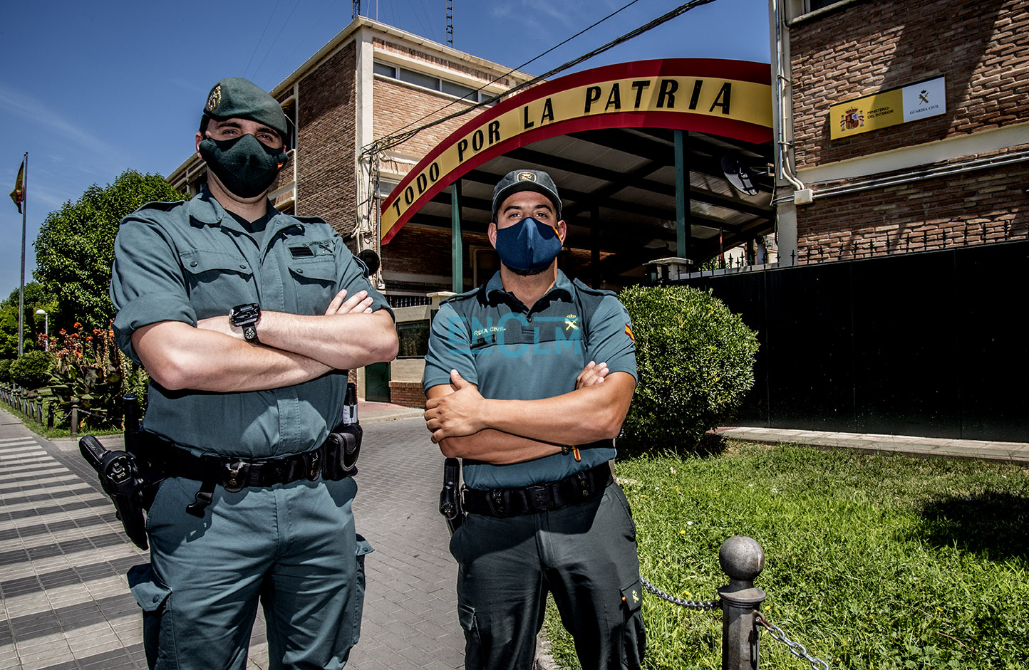 El sargento Izquierdo y el agente Acedo junto a la Comandancia de la Guardia Civil en Toledo.