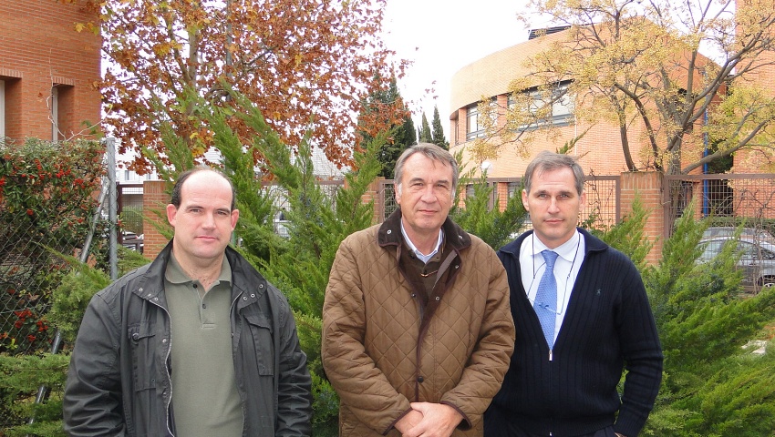 A la derecha, el investigador de la UCLM, Tomás Landete.